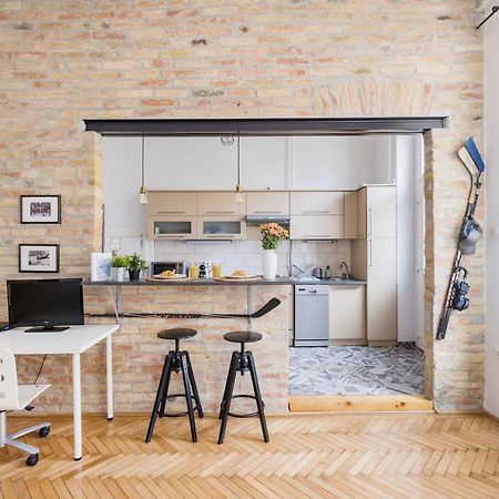Live Like A Local At The Rustic Hockey Hut Apartment Budapest Bagian luar foto