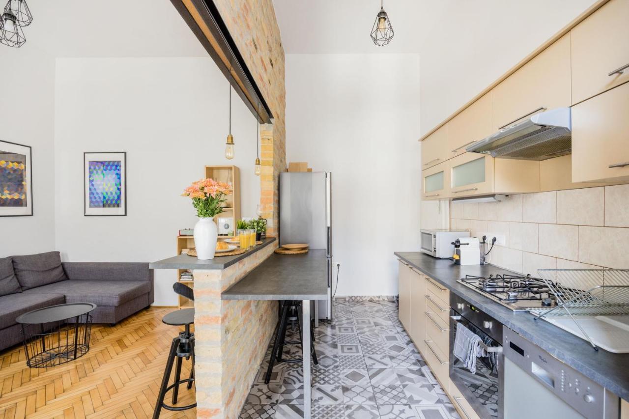 Live Like A Local At The Rustic Hockey Hut Apartment Budapest Bagian luar foto