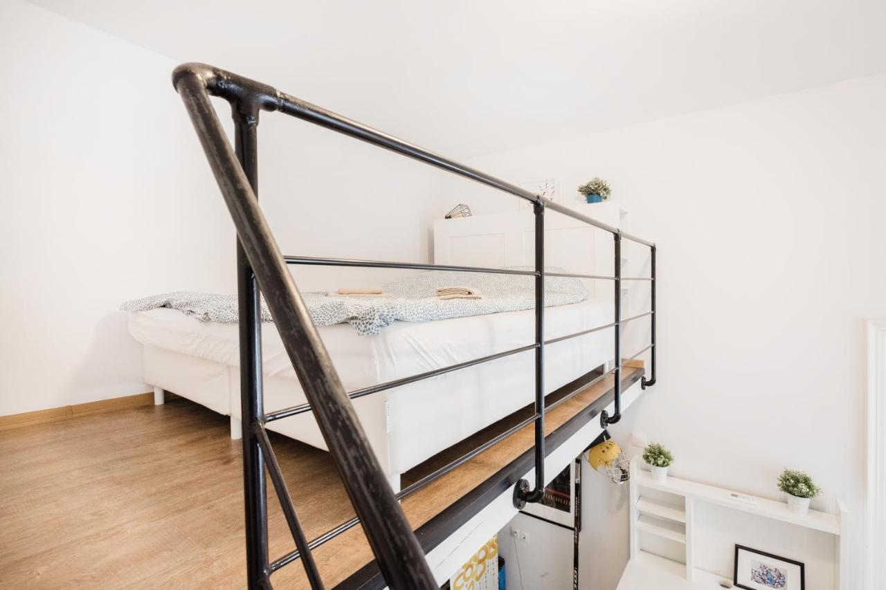 Live Like A Local At The Rustic Hockey Hut Apartment Budapest Bagian luar foto