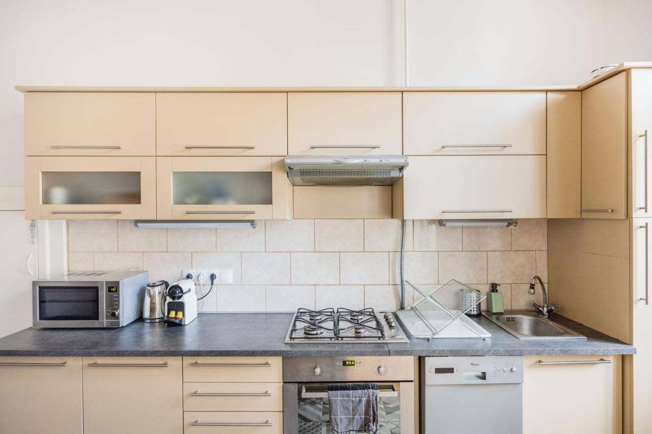 Live Like A Local At The Rustic Hockey Hut Apartment Budapest Bagian luar foto