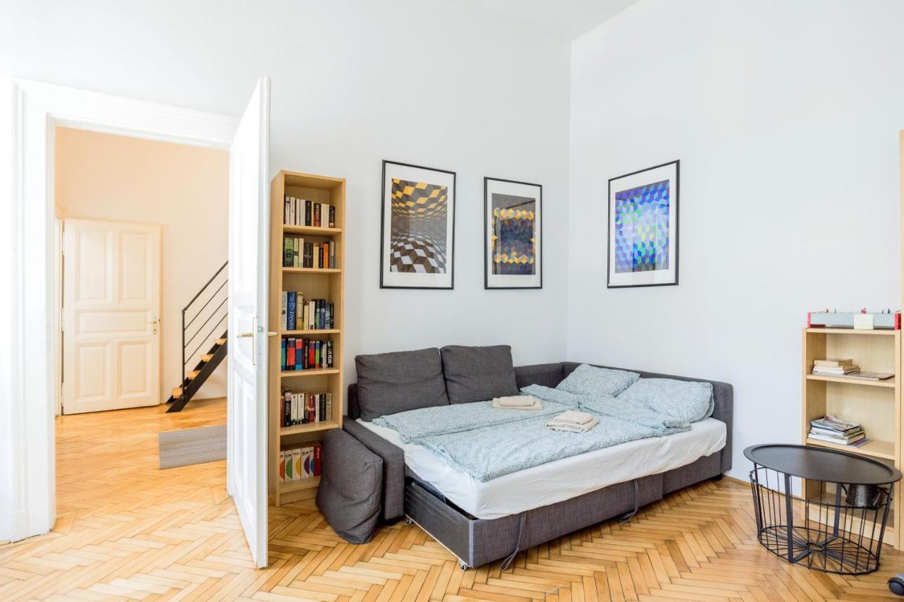 Live Like A Local At The Rustic Hockey Hut Apartment Budapest Bagian luar foto
