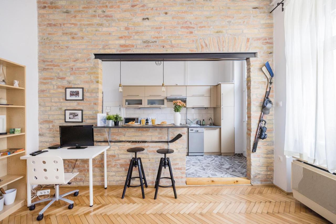 Live Like A Local At The Rustic Hockey Hut Apartment Budapest Bagian luar foto