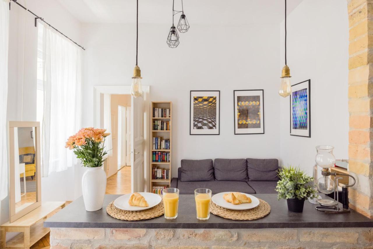 Live Like A Local At The Rustic Hockey Hut Apartment Budapest Bagian luar foto
