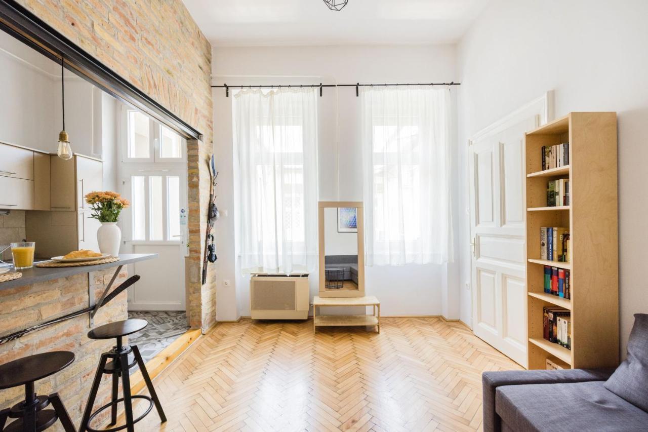 Live Like A Local At The Rustic Hockey Hut Apartment Budapest Bagian luar foto