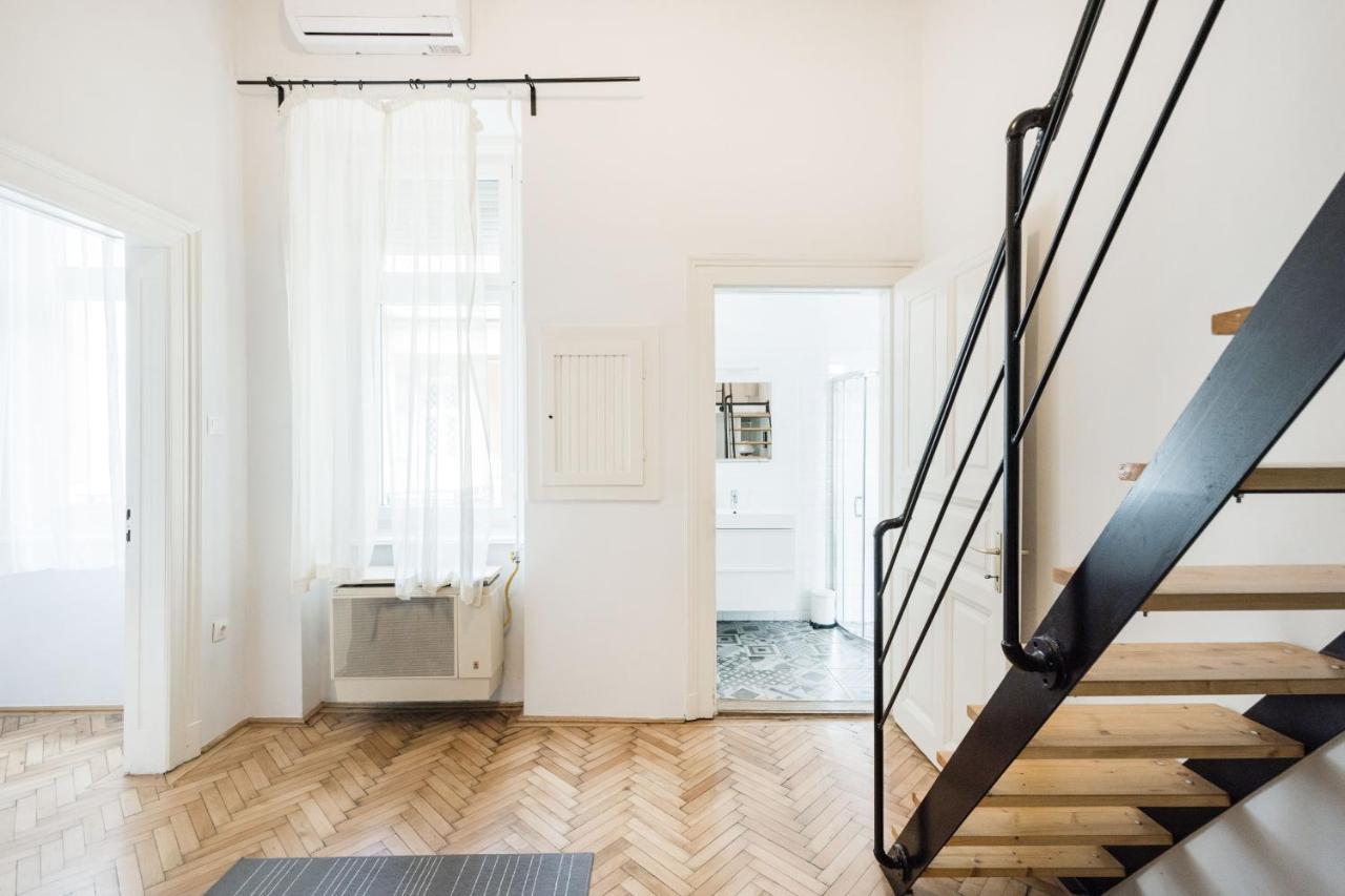 Live Like A Local At The Rustic Hockey Hut Apartment Budapest Bagian luar foto