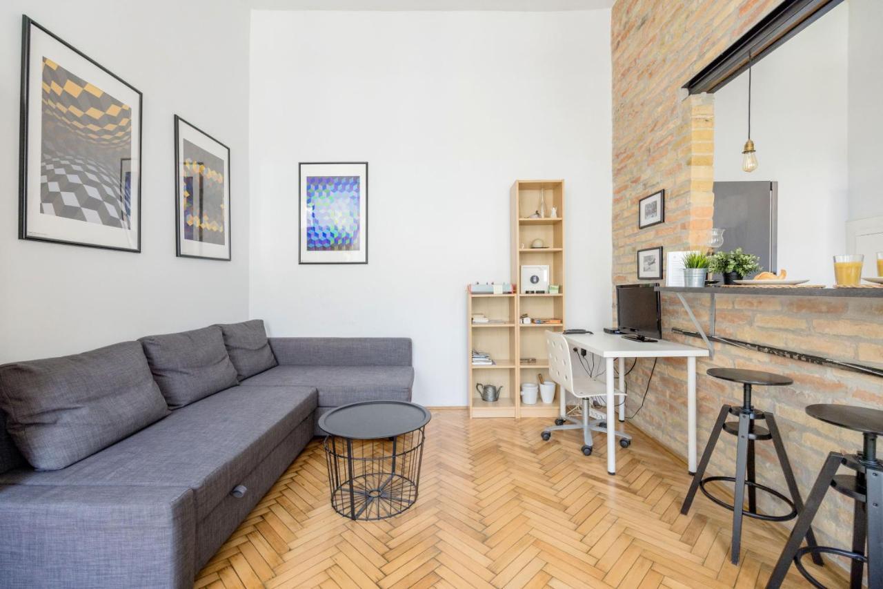 Live Like A Local At The Rustic Hockey Hut Apartment Budapest Bagian luar foto