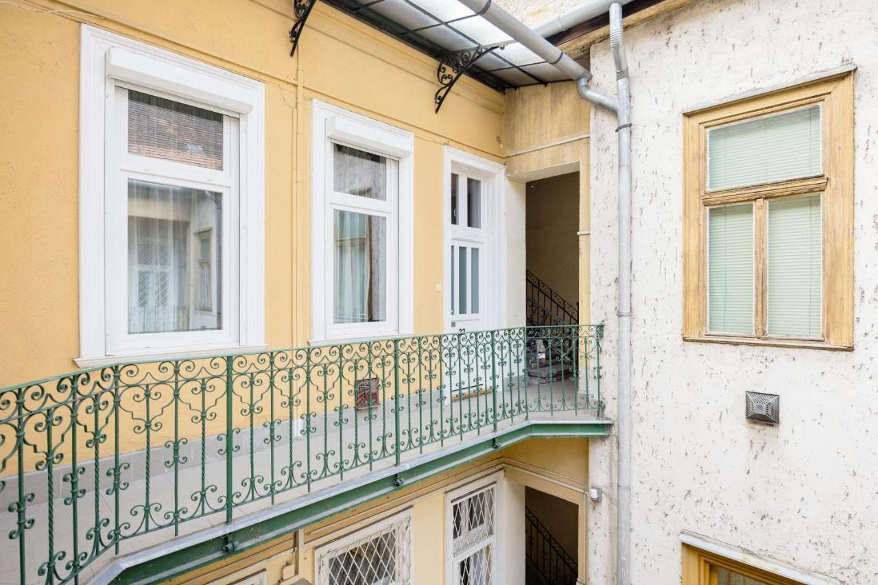 Live Like A Local At The Rustic Hockey Hut Apartment Budapest Bagian luar foto