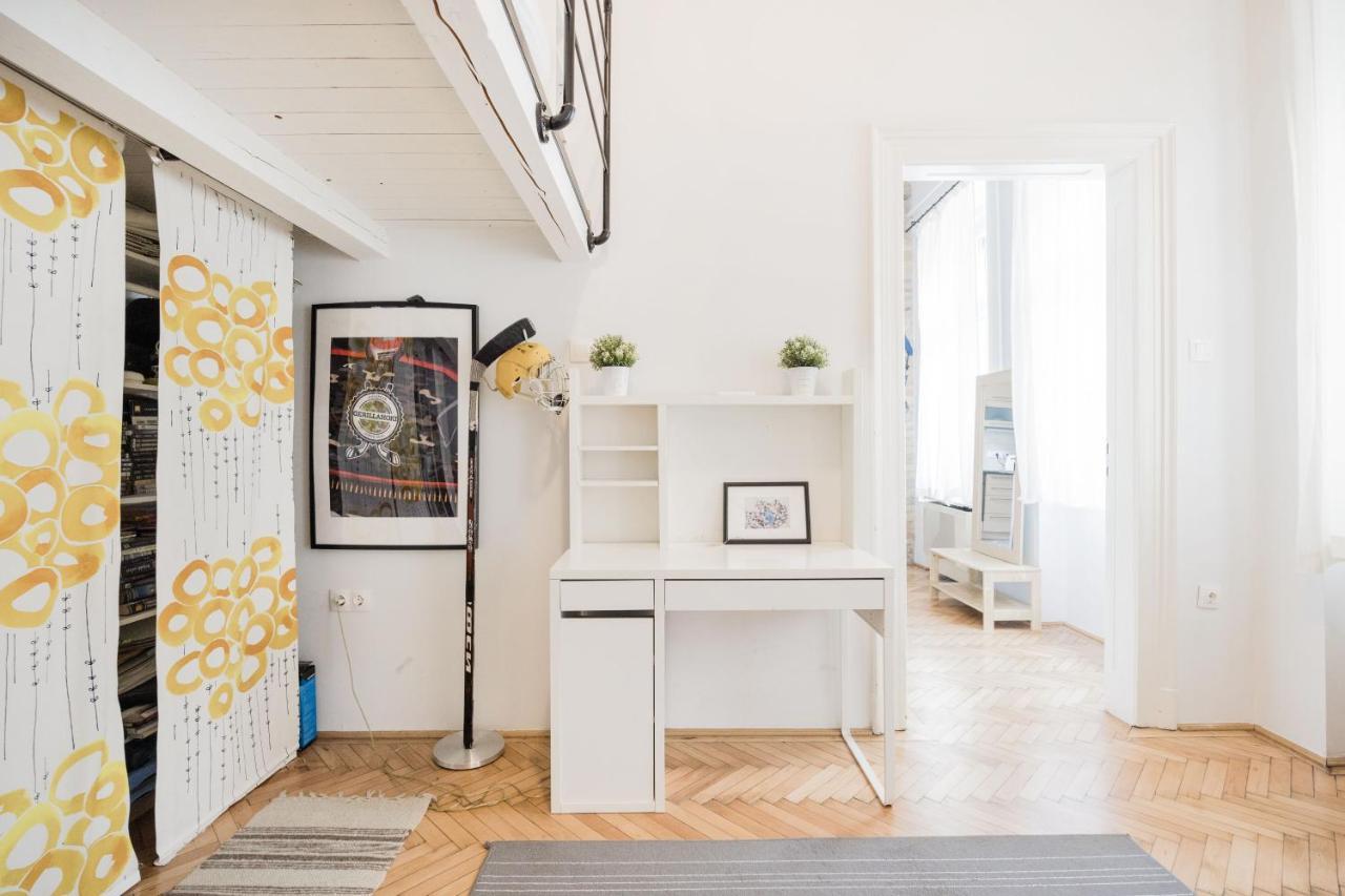 Live Like A Local At The Rustic Hockey Hut Apartment Budapest Bagian luar foto