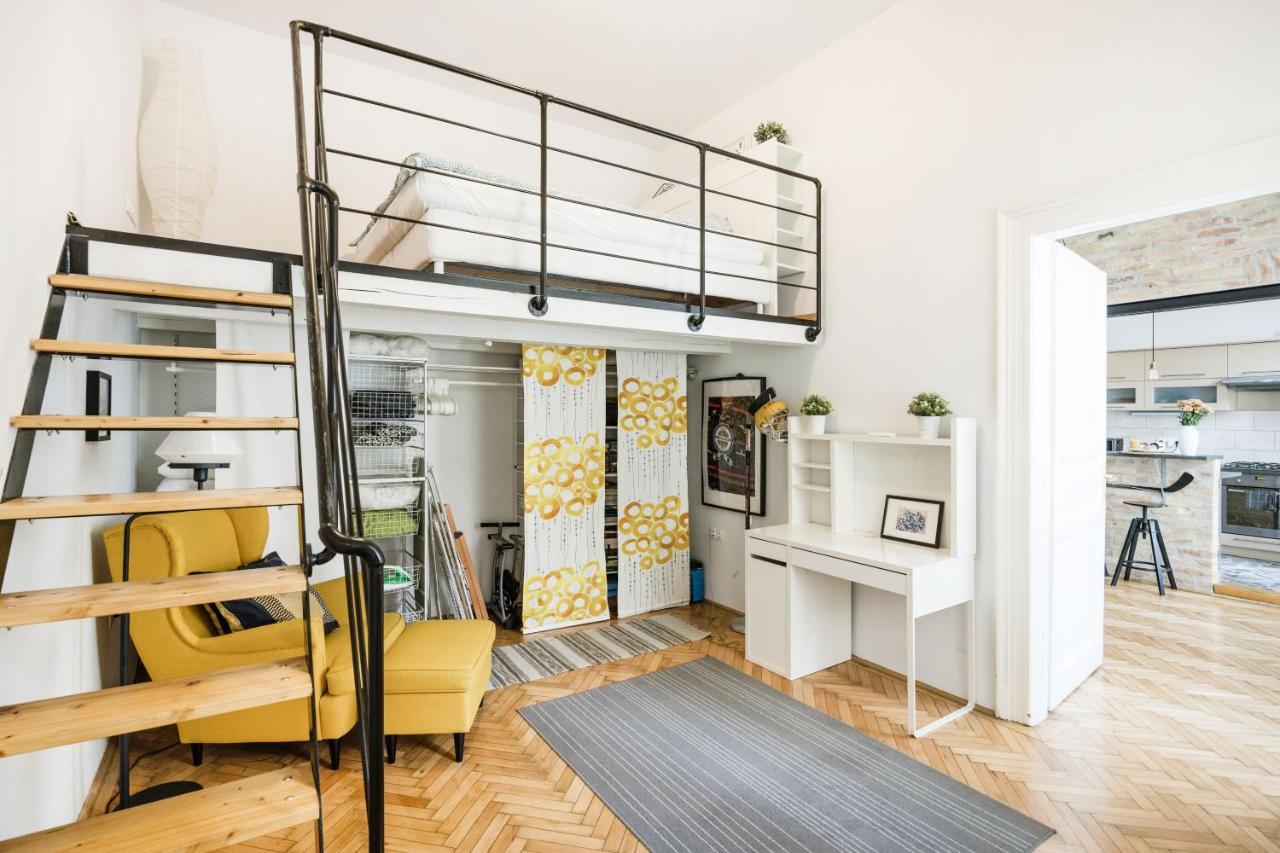 Live Like A Local At The Rustic Hockey Hut Apartment Budapest Bagian luar foto