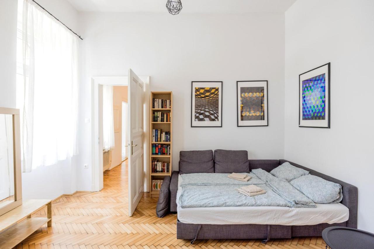 Live Like A Local At The Rustic Hockey Hut Apartment Budapest Bagian luar foto