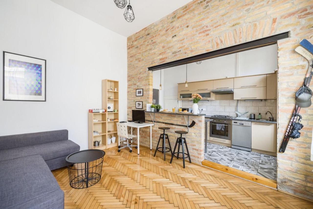 Live Like A Local At The Rustic Hockey Hut Apartment Budapest Bagian luar foto